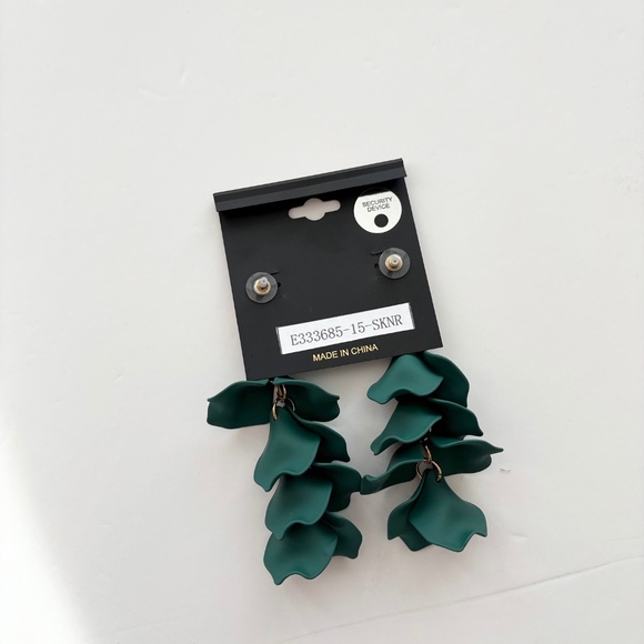 Noir NYC wavy floral pendant earrings - Picture 3 of 3